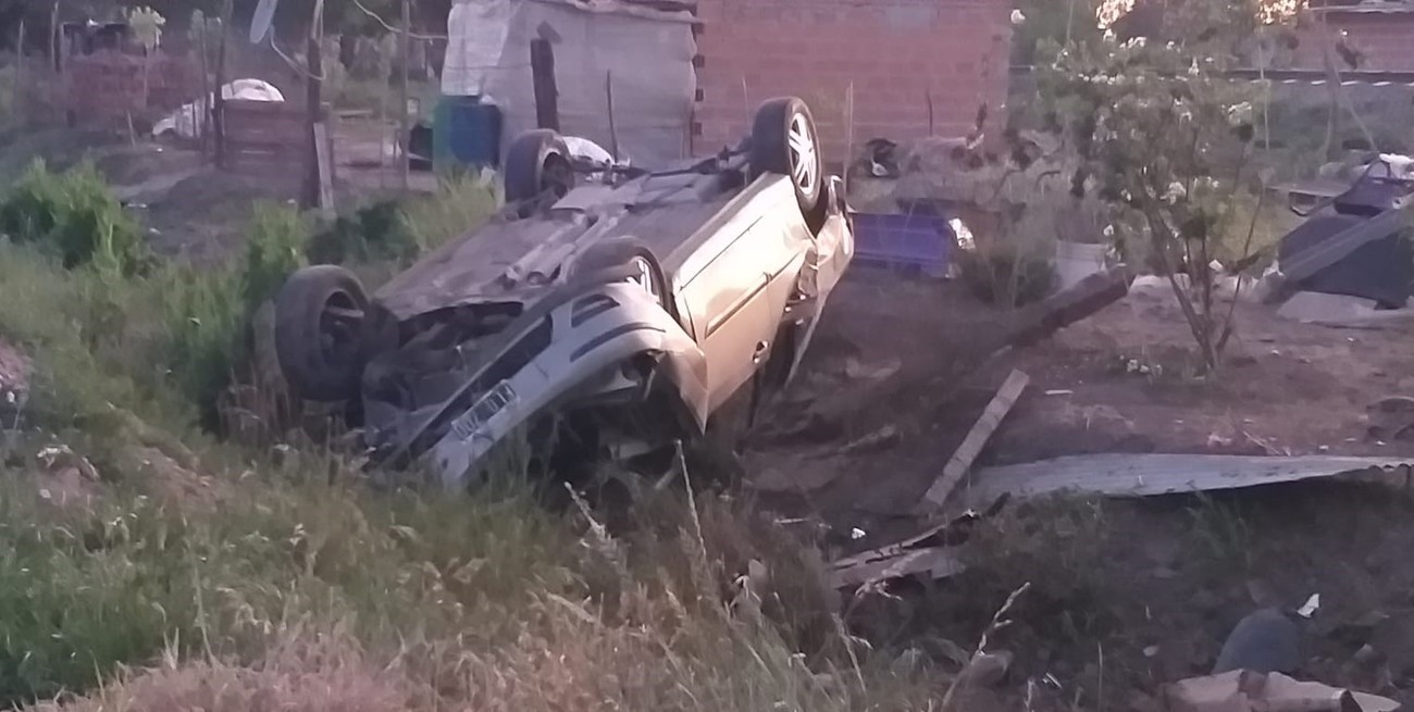 Una familia de San Carlos volcó y se salvó de milagro
