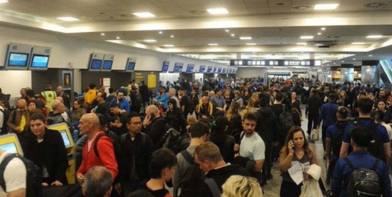Demoras en Ezeiza: fallo en el sistema de Migraciones y una valija sospechosa
