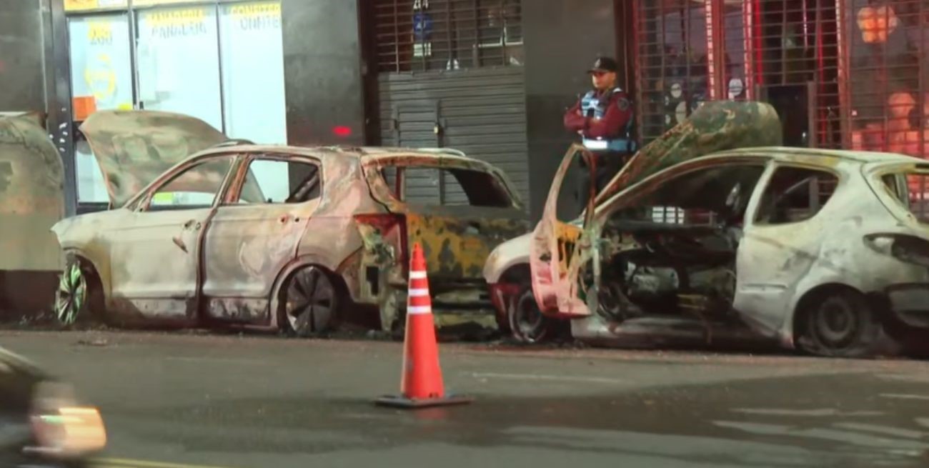 Un hombre prendió fuego siete autos y un contenedor de basura en Palermo 