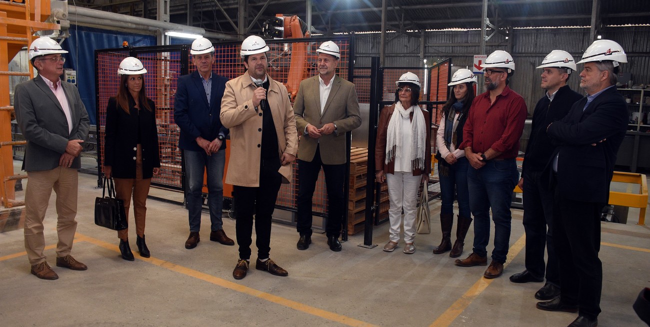 Una empresa santafesina de piscinas robotizó la fabricación de pisos atérmicos