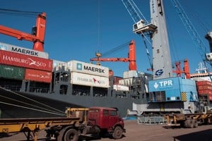 Las importaciones retrocedieron en medio del debate por la apertura. 