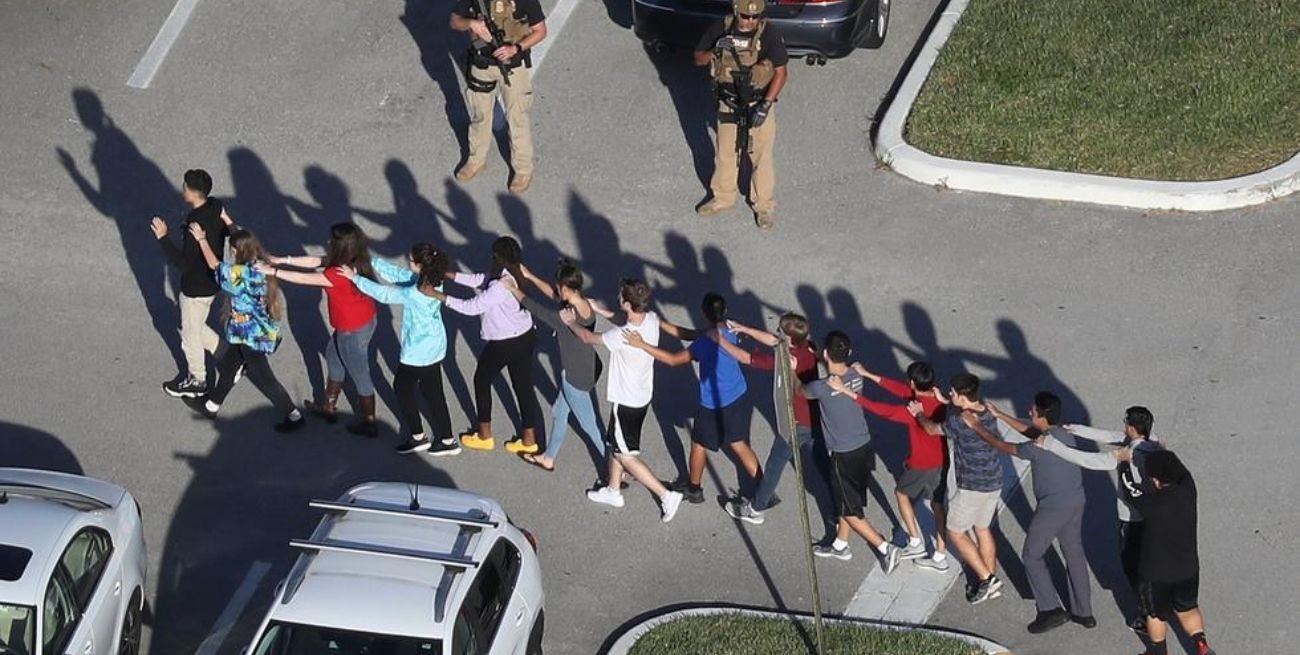 Piden perpetua para autor de tiroteo que mató a 17 personas en una secundaria de Florida