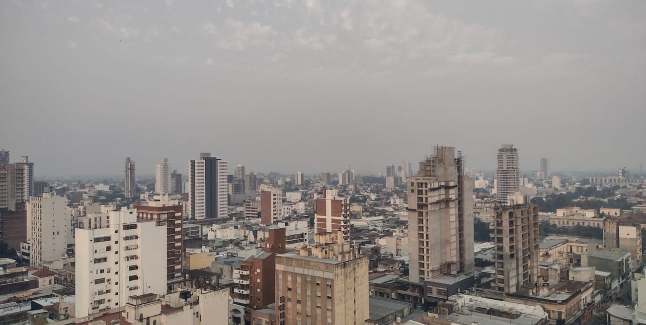 Video: con fuertes vientos la ciudad de Santa Fe se invadió de olor a humo