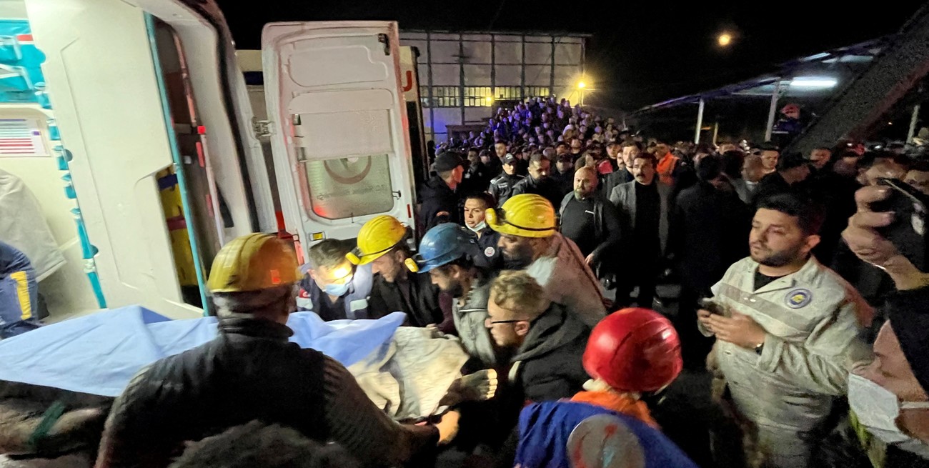 Al menos 22 muertos y 49 mineros atrapados tras una explosión en Turquía