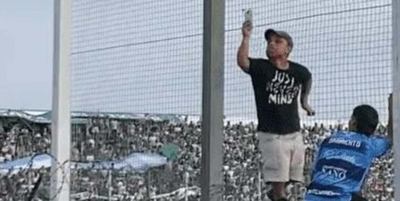 Pidieron “bajar a un nene” del alambrado: era una persona con enanismo y la gente enloqueció