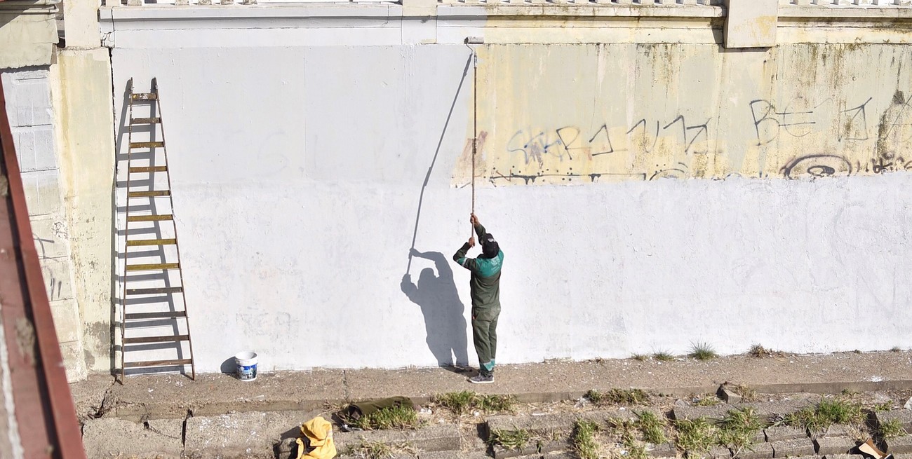 Con el verano ya asomando, realizan tareas para revalorizar el Paseo Costanera Oeste