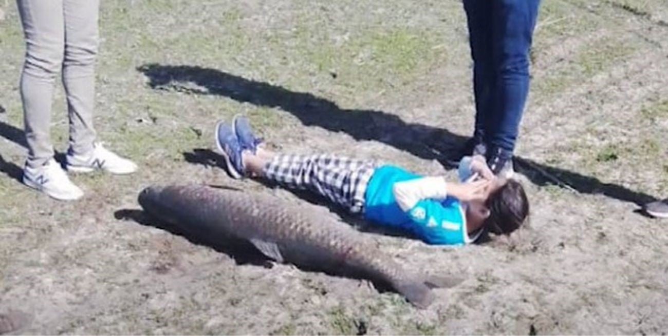 Pescaron una carpa de 62 kilos en el Lago San Roque de Córdoba