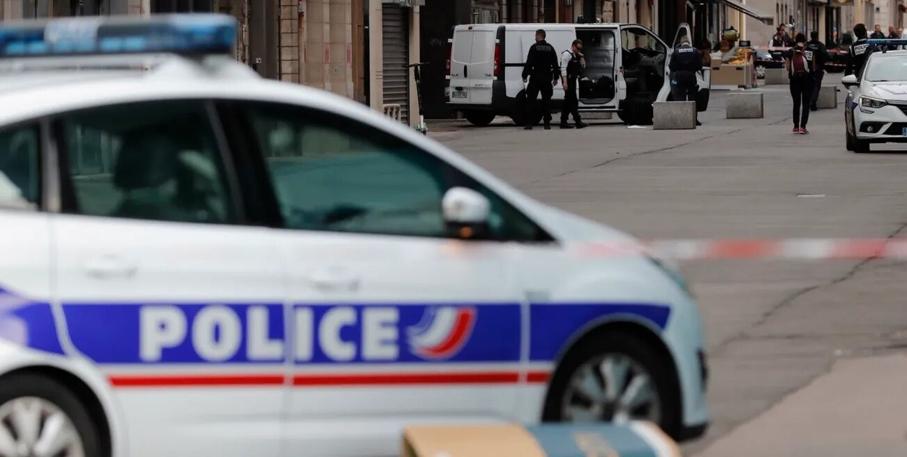 Conmoción en Francia por la niña de 12 años hallada muerta en una maleta: hay 6 detenidos