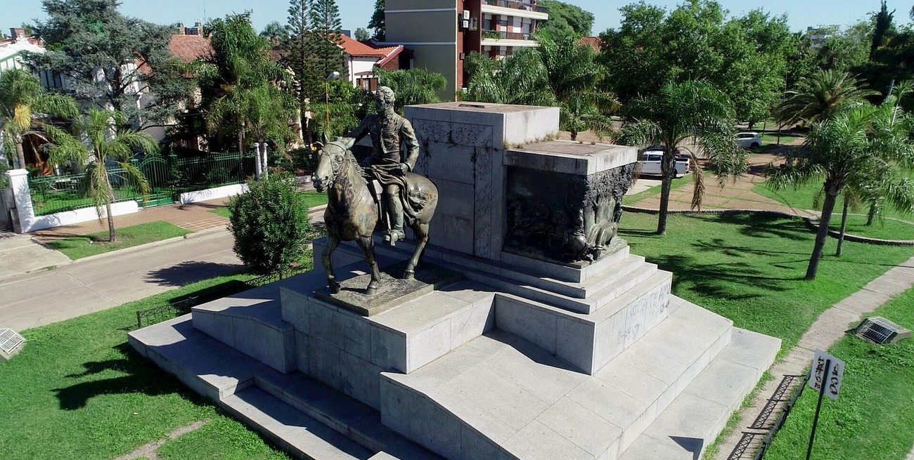 Robaron la bandera argentina del monumento al Brigadier López