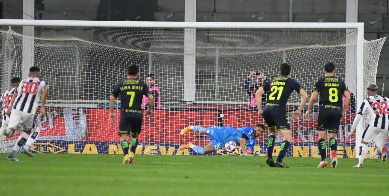 Moyano fue héroe y juez para Unión con un penal atajado en la última jugada