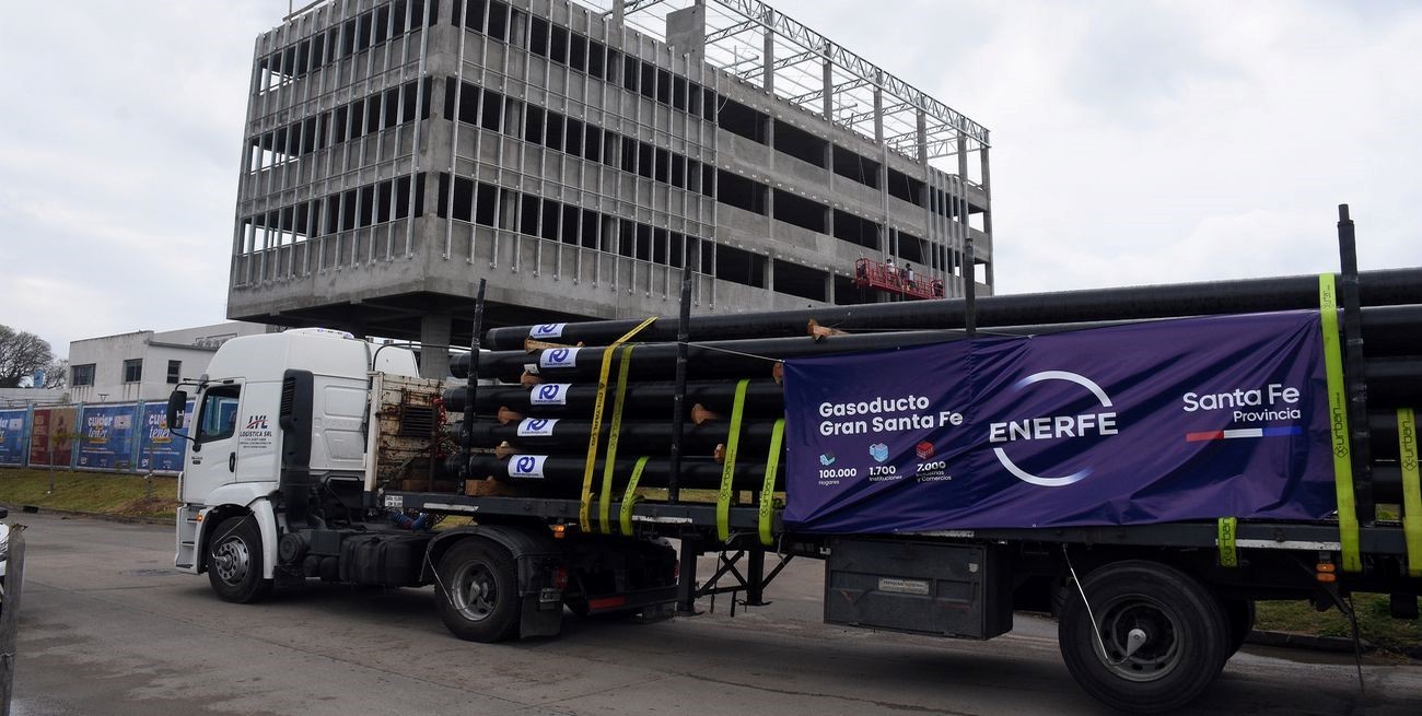 Gasoducto Gran Santa Fe: llegaron los caños que cruzarán la laguna