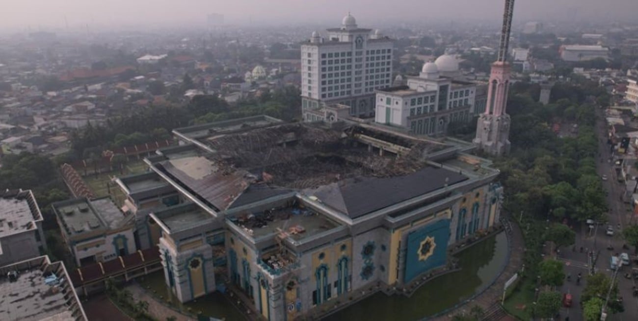 Video: se derrumbó la cúpula de la gran mezquita de Yakarta