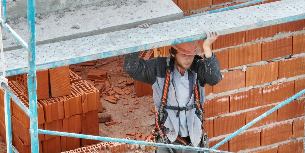 Los ladrillos le ganan al dólar: suba del 6,8% intermensual del costo de la construcción