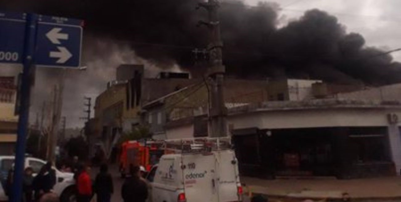 Video: se incendió una fábrica de La Tablada y hay peligro de derrumbe