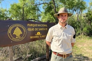 Guardaparques. Cada día, Diego recorre la isla para evitar su depredación y proteger a la flora y fauna que allí crece.