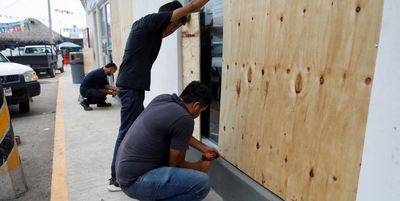 México: el huracán "Roslyn" avanza rápidamente hacia las costas en la categoría 4
