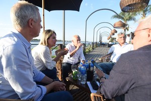 Scarpin, Losada y Barletta hablaron con El Litoral a orillas de la Setúbal antes de encabezar una reunión con otros legisladores y dirigentes del espacio. Crédito: Manuel Fabatía