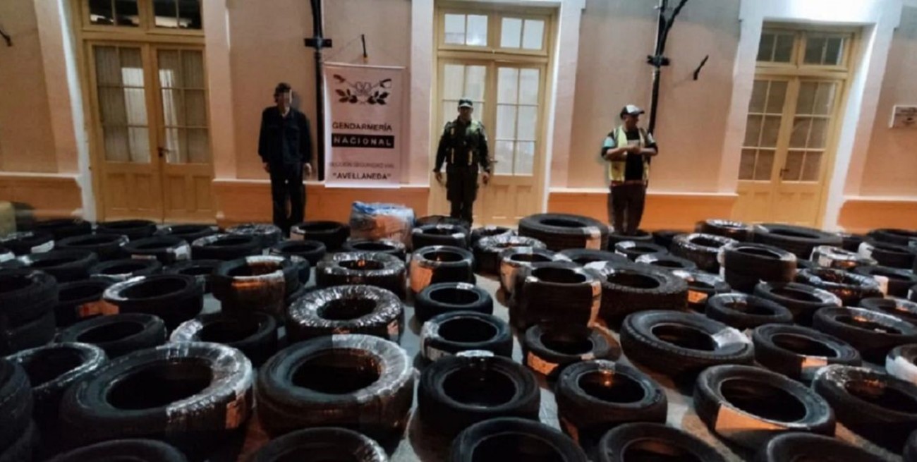 Gendarmería decomisó un cargamento de 216 cubiertas al norte de Avellaneda