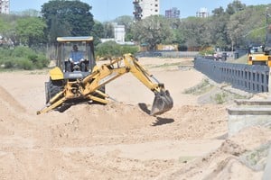 Se llevan adelante tareas de nivelación de la playa de Espigones I y II. Crédito: Flavio Raina