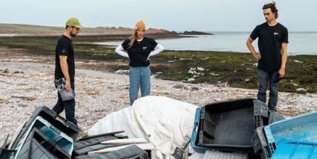 El atleta argentino Yago Lange busca apoyo para limpiar una playa de Península Valdés