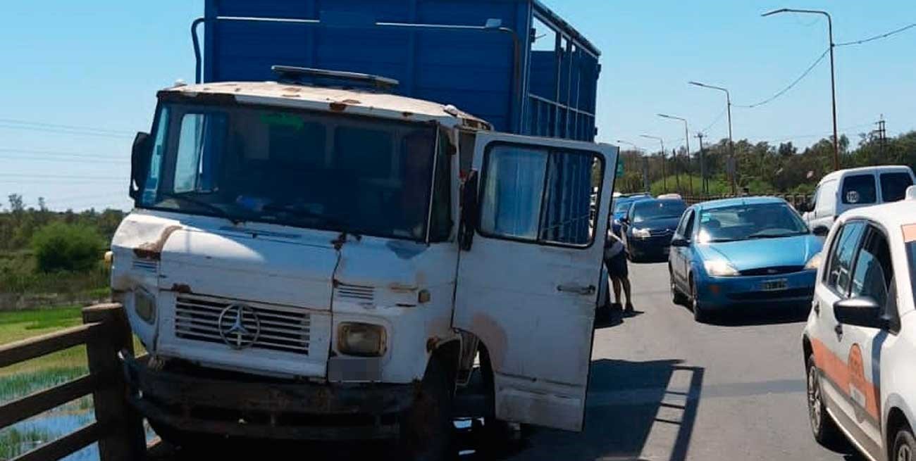 Caos en el Puente Carretero por un camión detenido mano en hora pico

