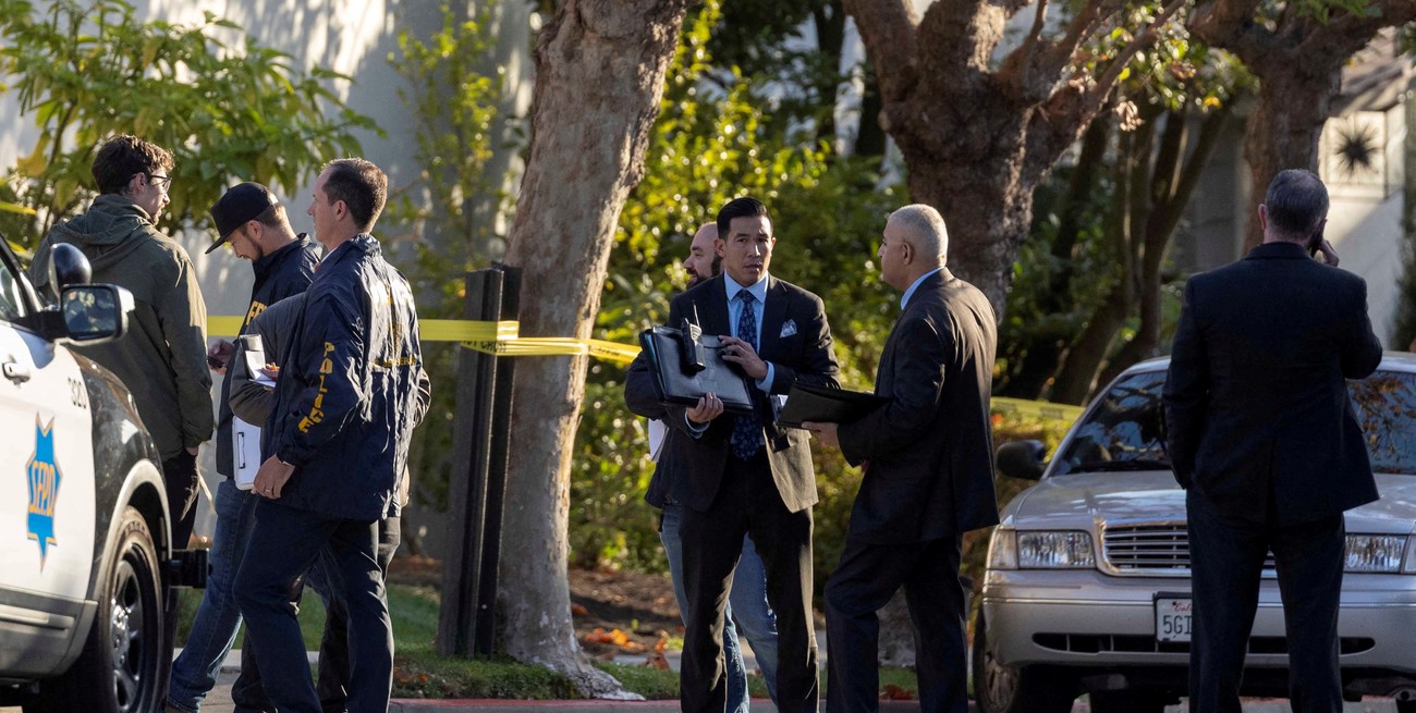 Paul Pelosi, hospitalizado tras ser atacado a martillazos en su propia casa