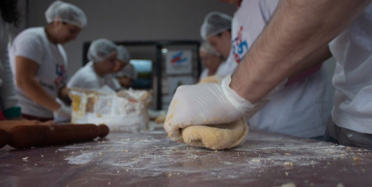 Eran chicos sin oficio ni empleo, se capacitaron y abrieron una empresa de servicio de catering