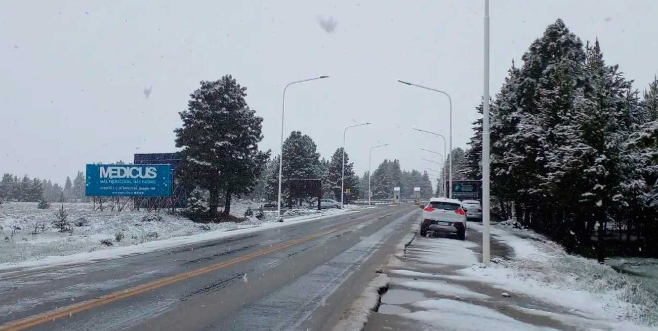 Sorpresa en Bariloche por una inesperada nevada 