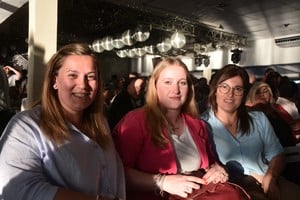 Tejeda y Castets no fueron a la foto grupal del sector de Juntos por el Cambio en Marinas y se quedaron charlando con Georgina Orciani.