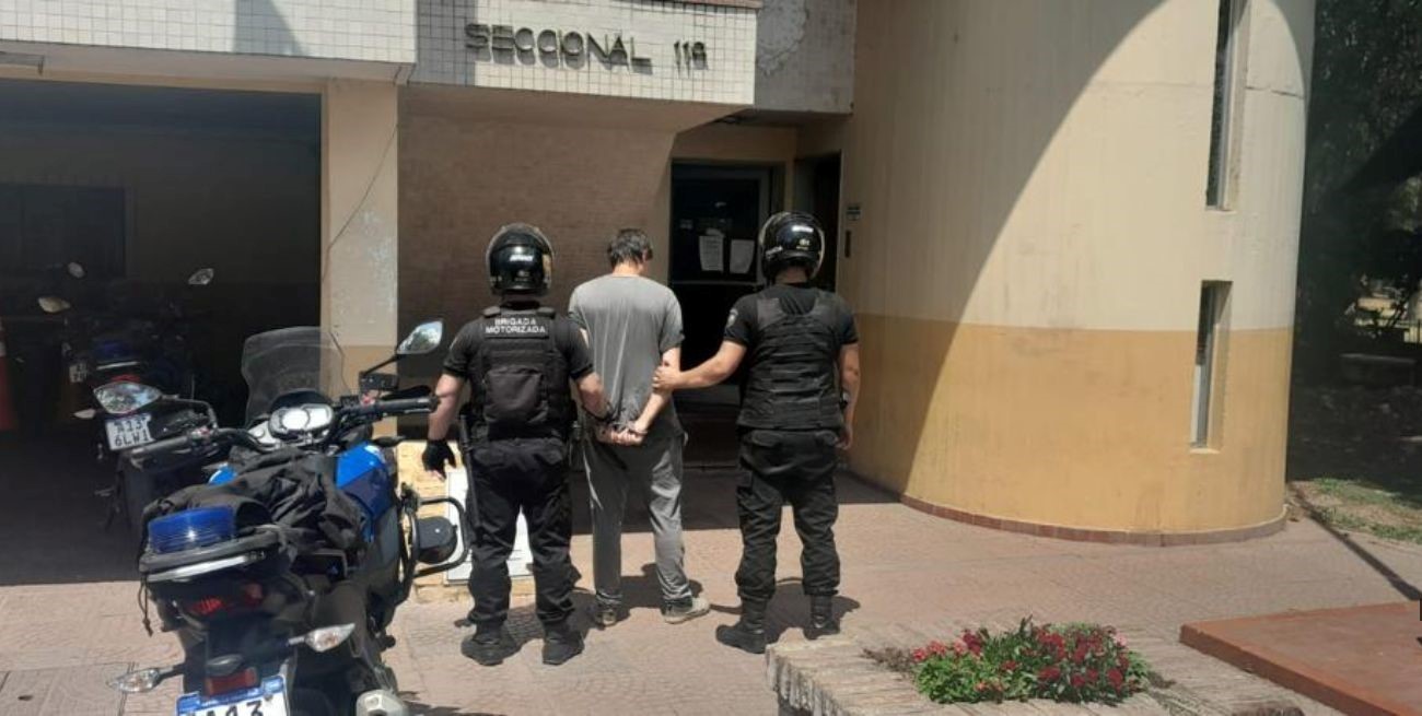 Tras un incidente de tránsito bajó con un arma y disparó contra un auto; terminó detenido