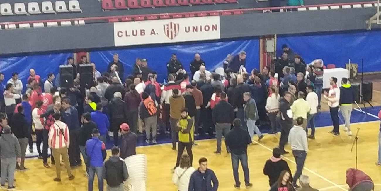 Gritos, insultos y un balance que no fue aprobado en Unión