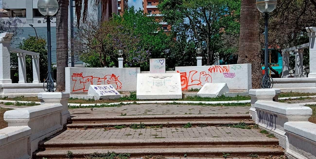 Basura y grafitis afean la Plaza Constituyentes