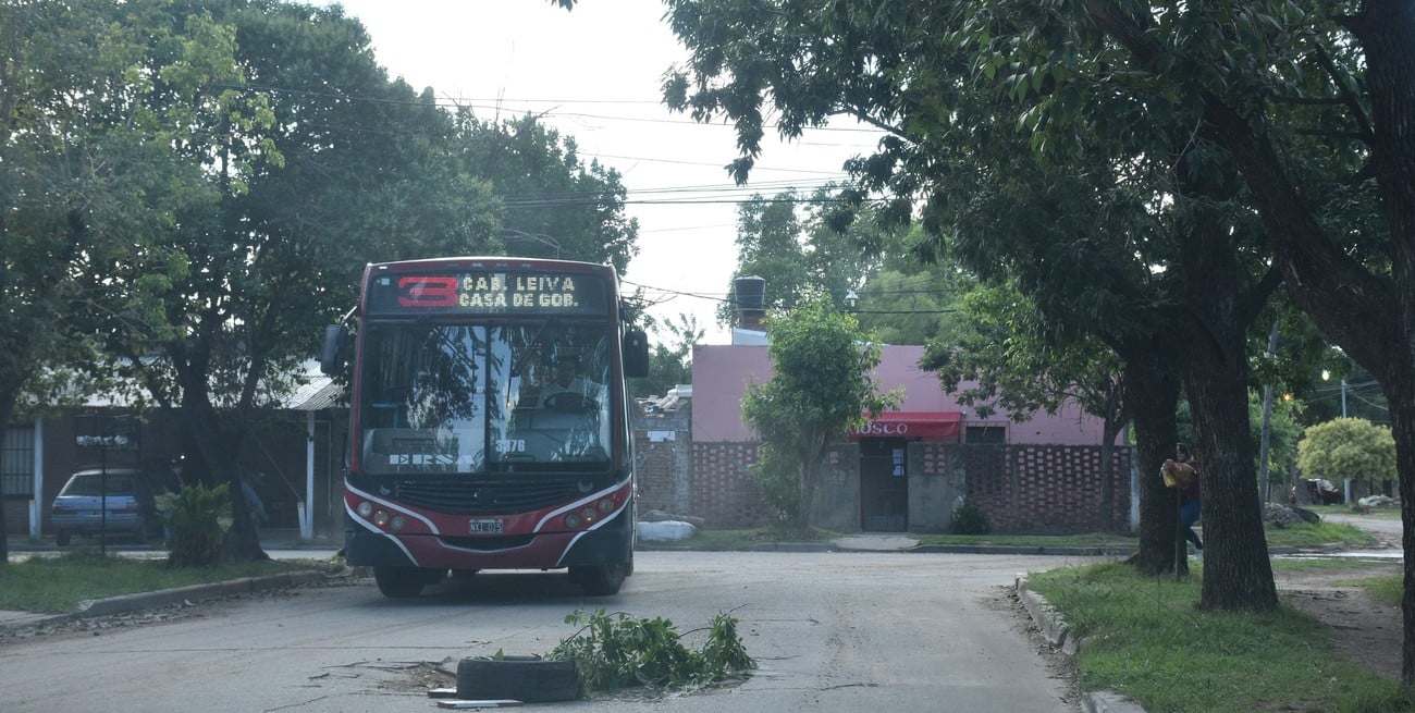 En Cabaña Leiva, un pozo complica el tránsito del colectivo