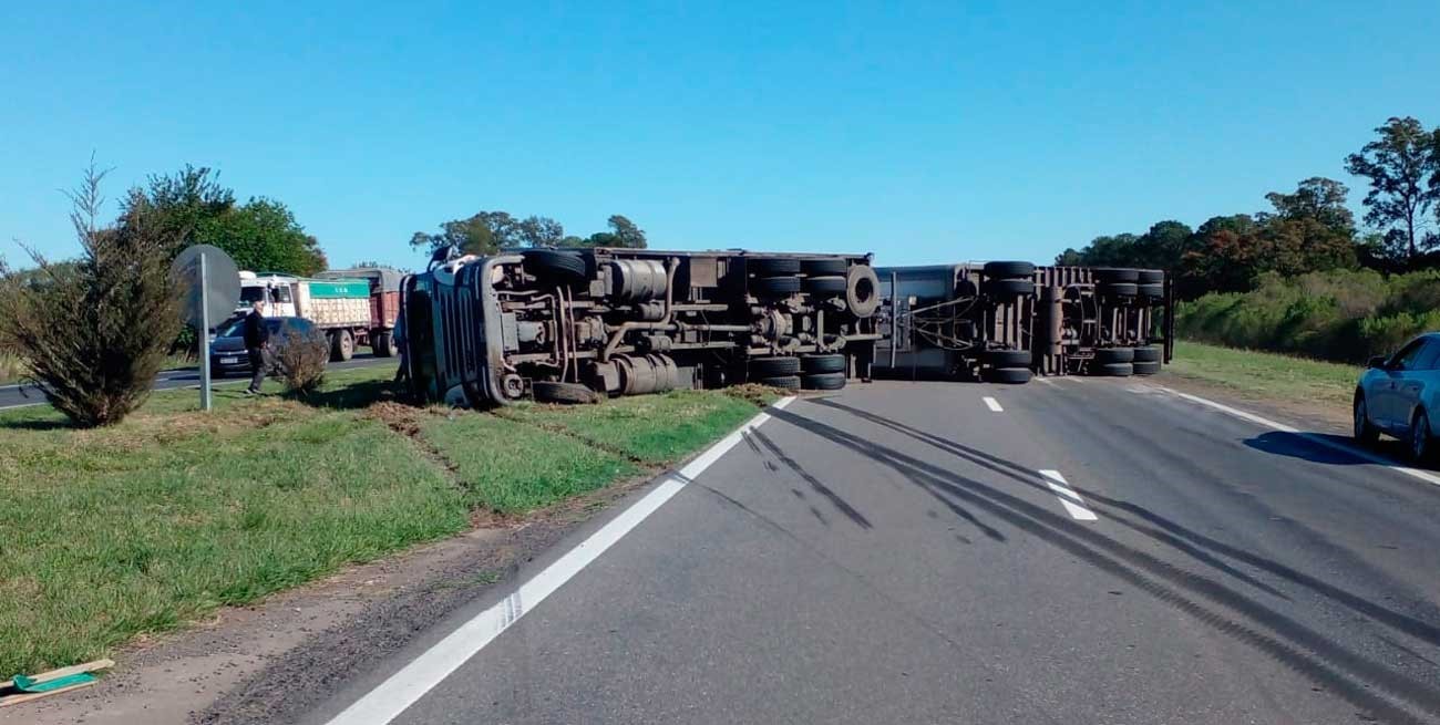 Volcó un camión y cortó el tránsito en la Autopista Santa Fe - Rosario