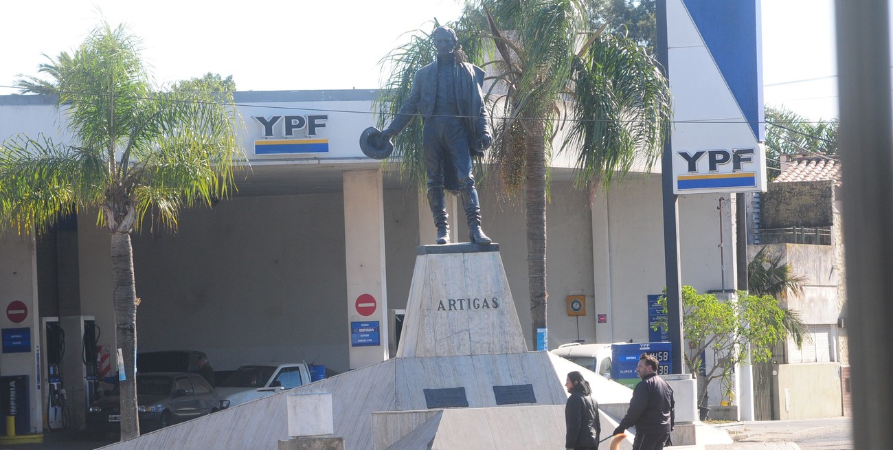 Hermanos asaltaron a una pareja a media cuadra del monumento a Artigas