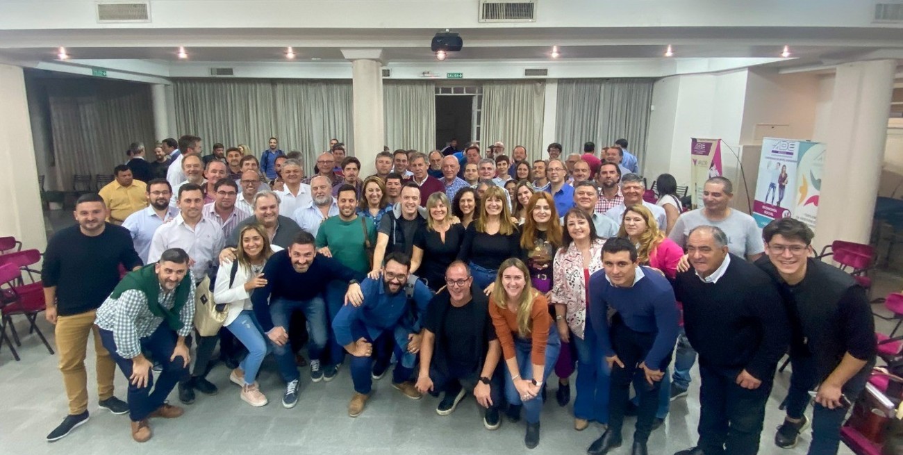 En el día del "frente de frentes", el PS fue por su propia foto