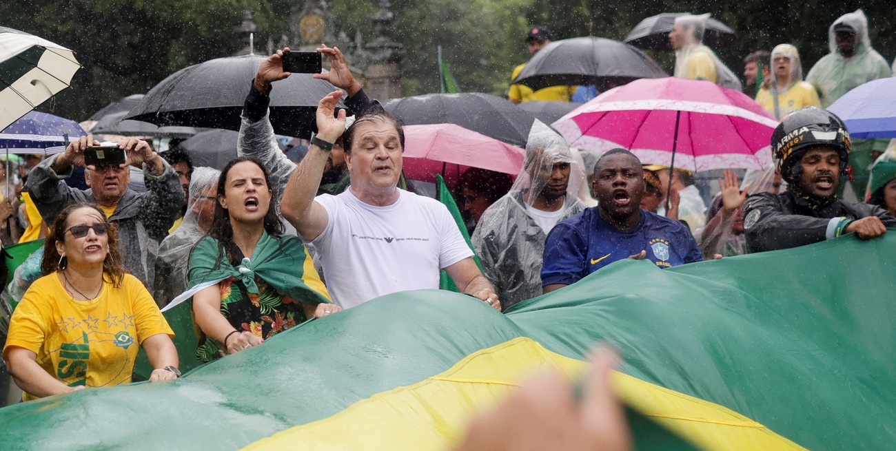 Bolsonaristas se citan en redes sociales para protestar contra la victoria de Lula