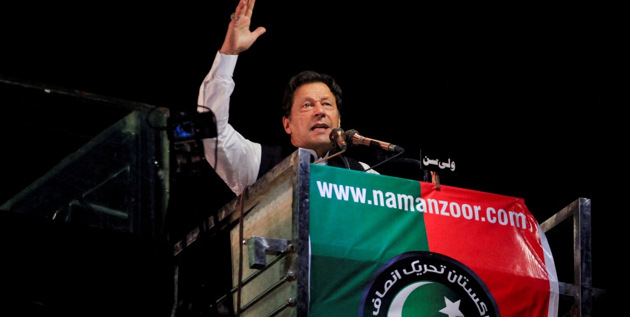 Balearon al exprimer ministro de Pakistán durante un acto político  