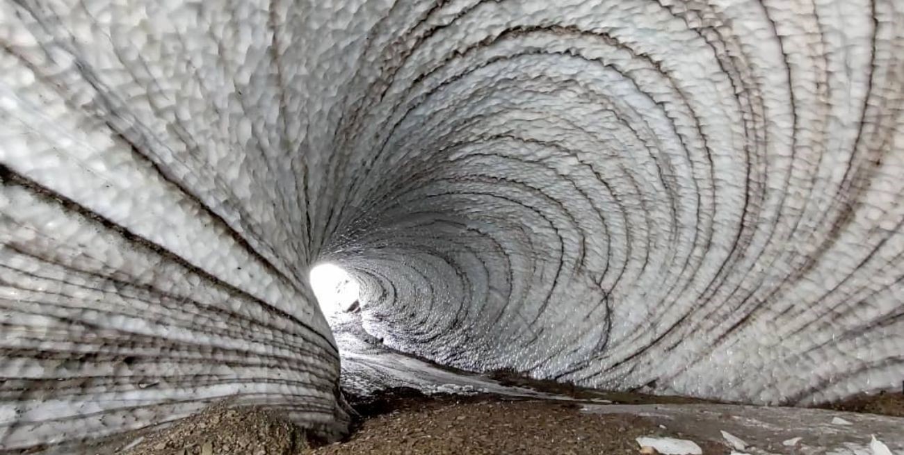Video: un turista brasileño murió aplastado por una placa de hielo que se desprendió del techo de una cueva en Ushuaia