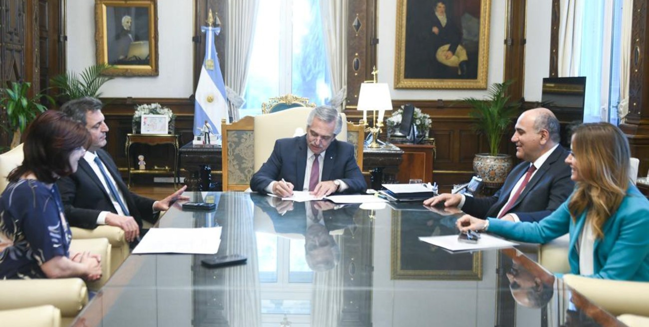 El Gobierno nacional anunció un decreto que limita los planes sociales