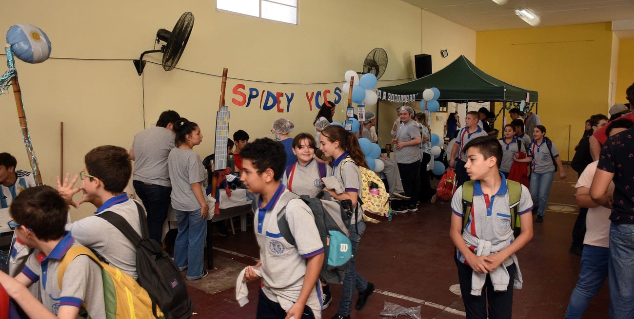 Estudiantes del secundario montaron cantinas saludables para sus compañeritos de primaria