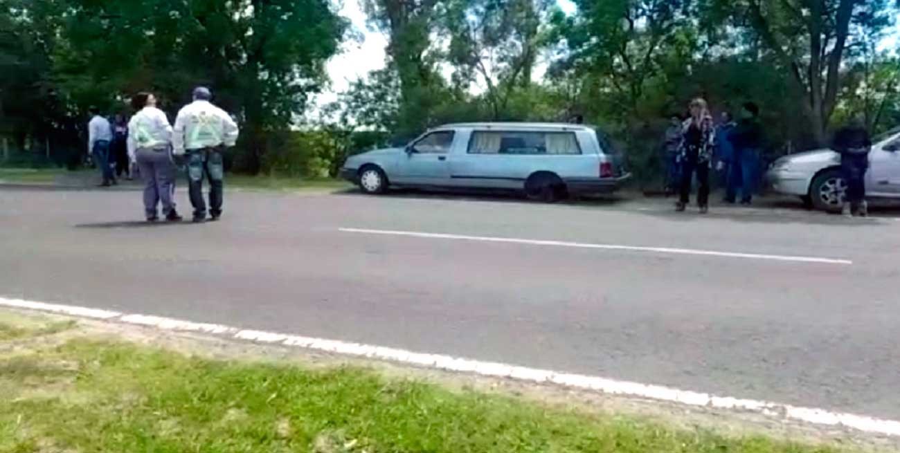 Varados en plena ruta: llevaban la fallecida al cementerio y perdió una rueda el coche fúnebre