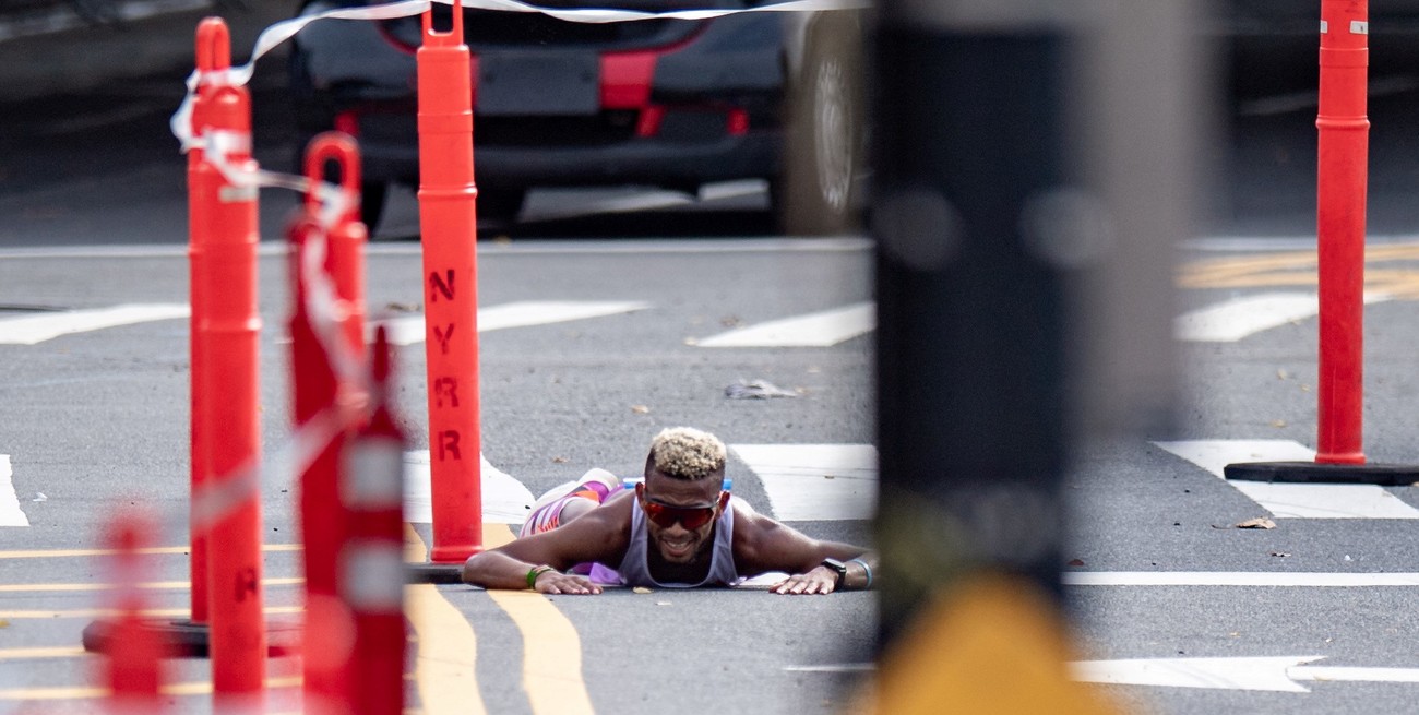Video: un atleta brasileño se desvaneció durante la maratón de Nueva York y asustó a todos