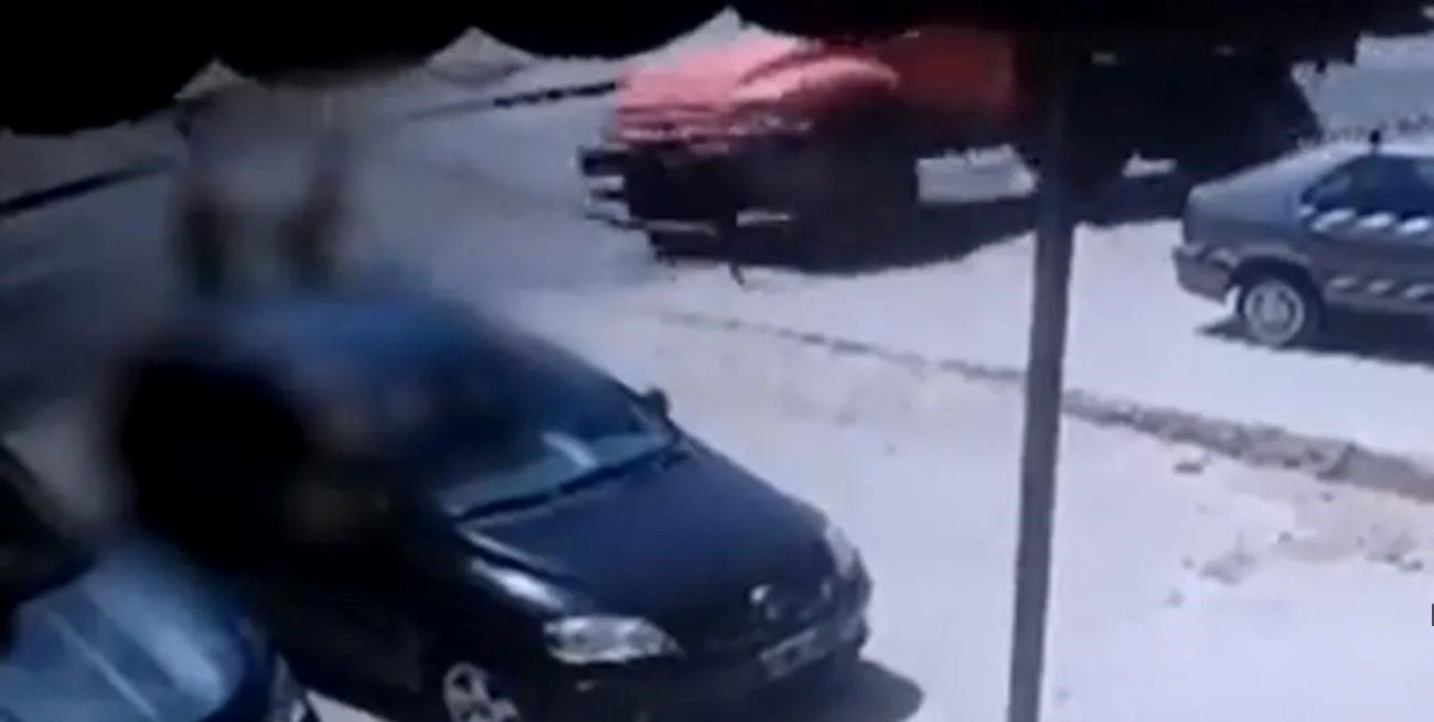 Una familia que esperaba para cruzar la calle fue atropellada por un camión: murió una nena de 2 años