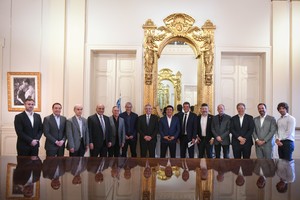 Alberto Fernández y Sergio Massa junto con los intendentes presentes en la reunión. 