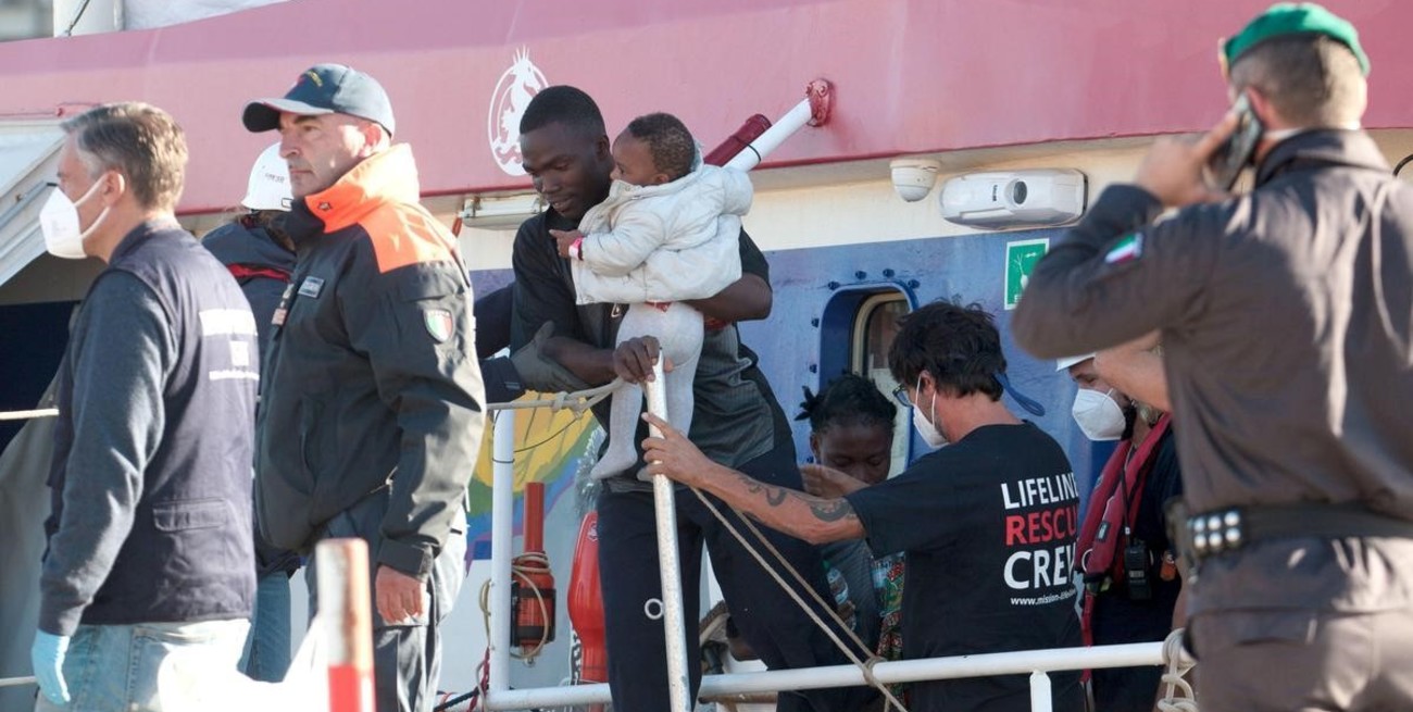 Un barco humanitario alemán rescató a 89 migrantes en el mar Mediterráneo 