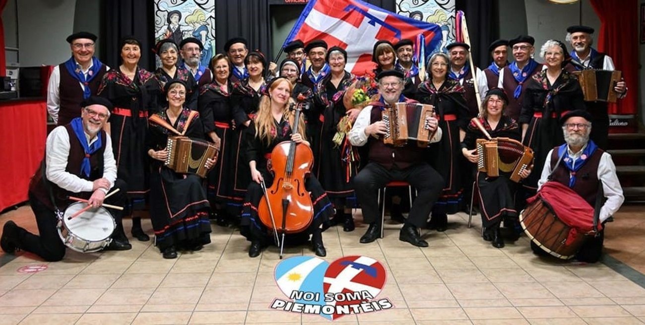 Un grupo de baile piemontés llega Santa Fe
