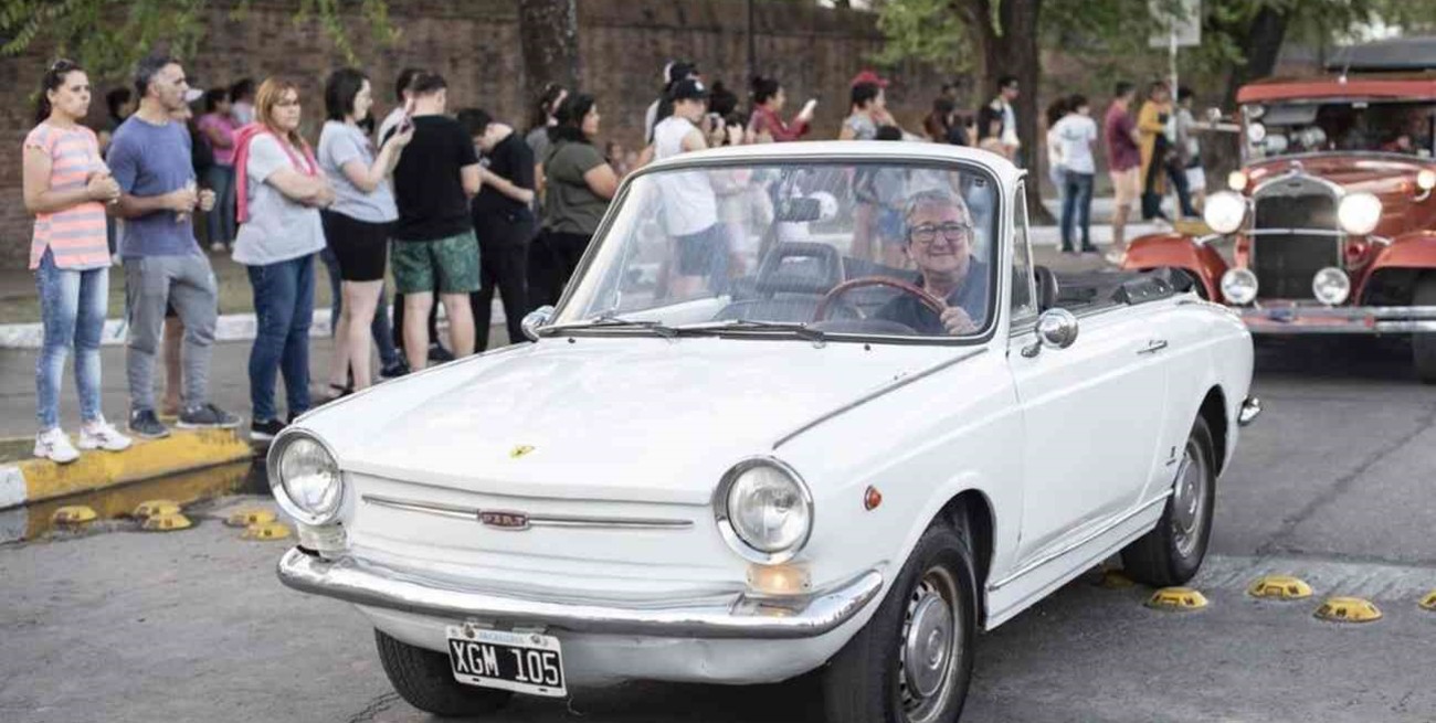 Una jornada de música, juegos y autos antiguos engalanaron las calles de San Lorenzo