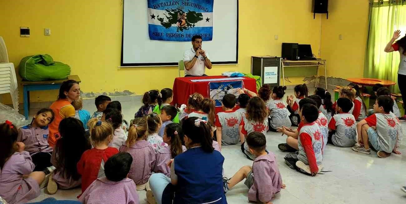 Veteranos de Malvinas de todo el país visitaron el Jardín de Infantes N° 170