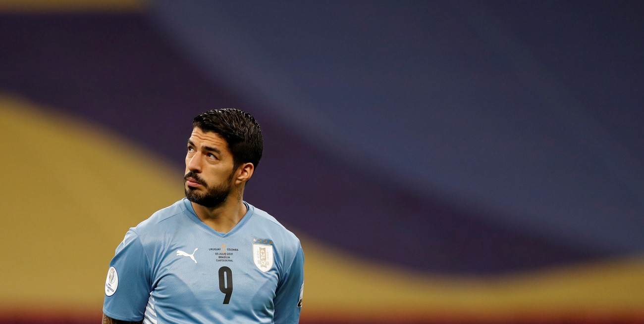 Luis Suárez y cuatro futbolistas más llegaron a Emiratos Árabes y ya concentran con Uruguay
